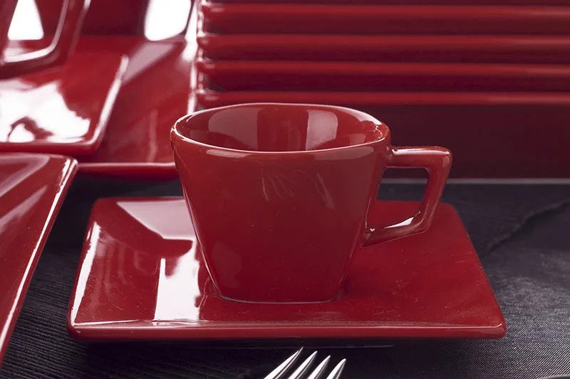 QUARTIER RED TEA CUP WITH SAUCER